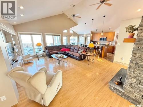 785 Washington Drive, Weyburn, SK - Indoor Photo Showing Living Room