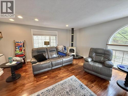 4487 Dick Road, Quesnel, BC - Indoor Photo Showing Living Room