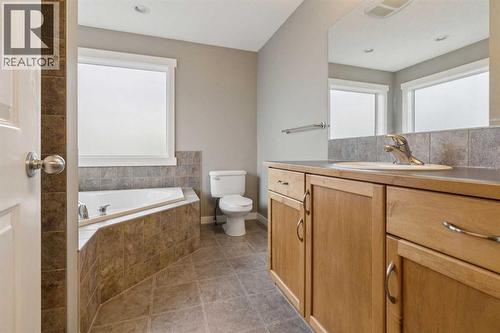 327 Panamount Point Nw, Calgary, AB - Indoor Photo Showing Bathroom