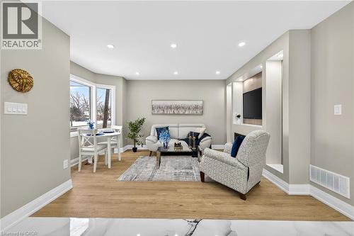 150 Brucedale Avenue E, Hamilton, ON - Indoor Photo Showing Living Room