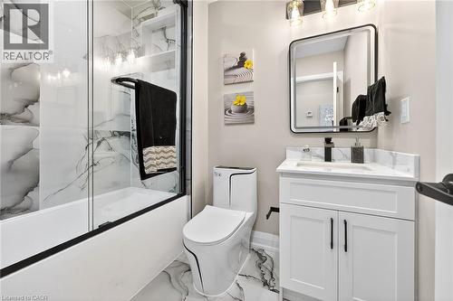 150 Brucedale Avenue E, Hamilton, ON - Indoor Photo Showing Bathroom