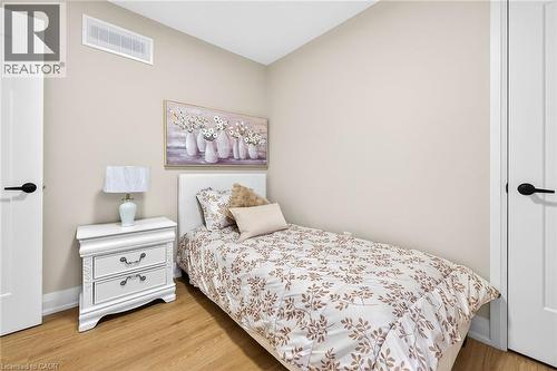 150 Brucedale Avenue E, Hamilton, ON - Indoor Photo Showing Bedroom