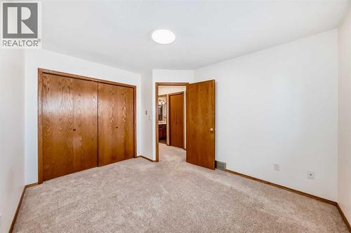 266 Edgepark Way Nw, Calgary, AB - Indoor Photo Showing Other Room