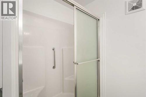 15 A Arlington Bay Se, Calgary, AB - Indoor Photo Showing Bathroom