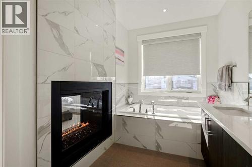 Large Jetted/Soaker Tub - 303 30 Avenue Ne, Calgary, AB - Indoor Photo Showing Bathroom