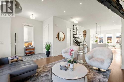 Very Bright & Open - 303 30 Avenue Ne, Calgary, AB - Indoor Photo Showing Living Room