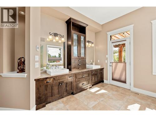 4284 Jaud Road, Kelowna, BC - Indoor