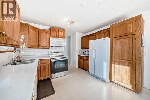 2205 80 Avenue Se, Calgary, AB - Indoor Photo Showing Kitchen With Double Sink