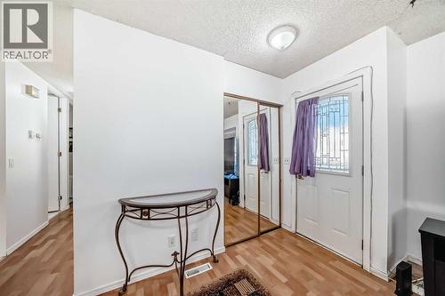 2205 80 Avenue Se, Calgary, AB - Indoor Photo Showing Other Room