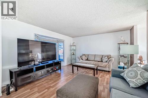 2205 80 Avenue Se, Calgary, AB - Indoor Photo Showing Living Room