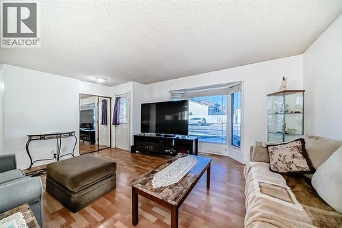 2205 80 Avenue Se, Calgary, AB - Indoor Photo Showing Living Room