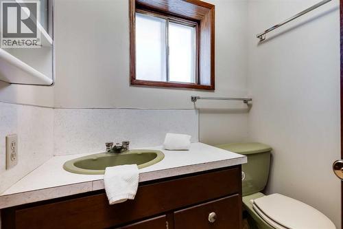 3387 Breton Close Nw, Calgary, AB - Indoor Photo Showing Bathroom