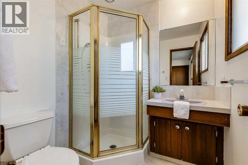 3387 Breton Close Nw, Calgary, AB - Indoor Photo Showing Bathroom