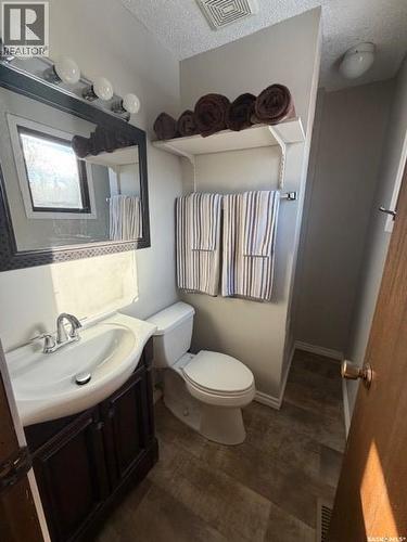 10 Dragan Crescent, Saskatoon, SK - Indoor Photo Showing Bathroom