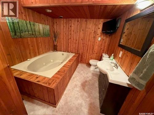 10 Dragan Crescent, Saskatoon, SK - Indoor Photo Showing Bathroom