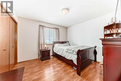 10 Kerr Close, Red Deer, AB - Indoor Photo Showing Bedroom