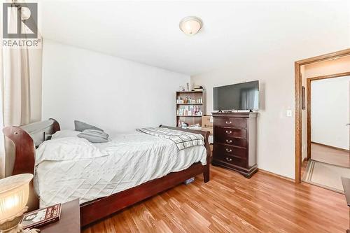 10 Kerr Close, Red Deer, AB - Indoor Photo Showing Bedroom