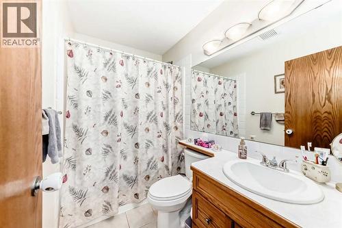 10 Kerr Close, Red Deer, AB - Indoor Photo Showing Bathroom