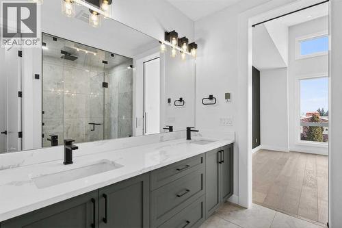 1137 41 Street Sw, Calgary, AB - Indoor Photo Showing Bathroom
