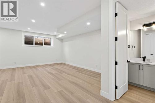 1137 41 Street Sw, Calgary, AB - Indoor Photo Showing Other Room