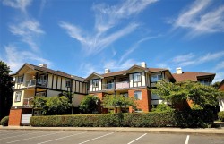 204-2045 Carrick St  Oak Bay, BC V8R 2M5