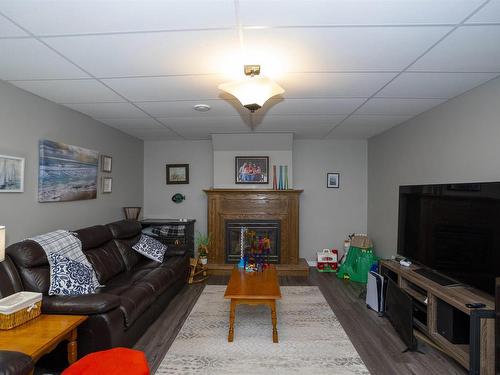 281 Caribou Crescent, Thunder Bay, ON - Indoor Photo Showing Living Room With Fireplace