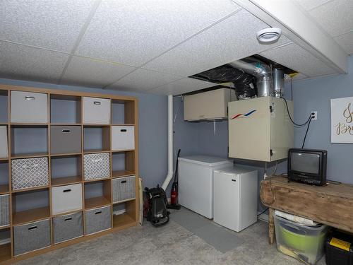 281 Caribou Crescent, Thunder Bay, ON - Indoor Photo Showing Laundry Room