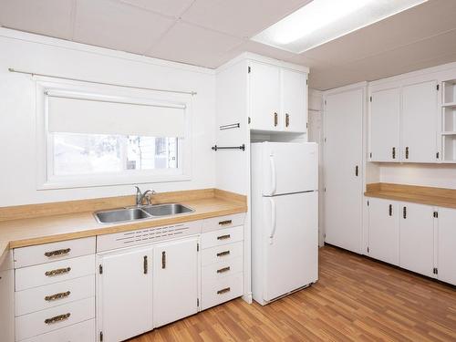824 Finlayson Street, Thunder Bay, ON - Indoor Photo Showing Kitchen With Double Sink