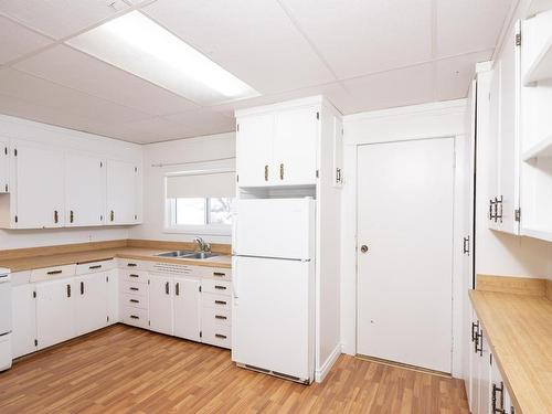 824 Finlayson Street, Thunder Bay, ON - Indoor Photo Showing Kitchen With Double Sink