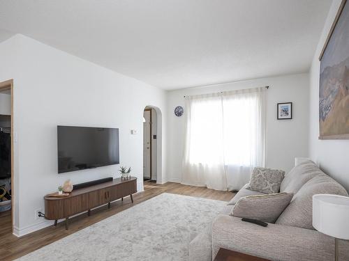 12 Stokes Street, Thunder Bay, ON - Indoor Photo Showing Living Room