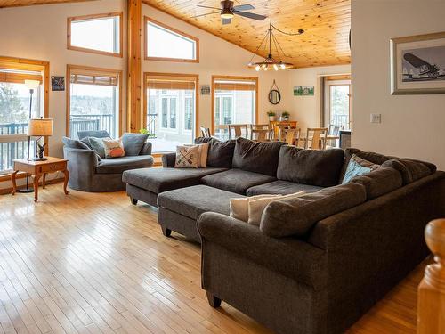 220D Phantom Drive, Kenora, ON - Indoor Photo Showing Living Room