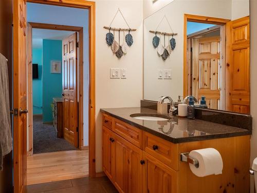 220D Phantom Drive, Kenora, ON - Indoor Photo Showing Bathroom