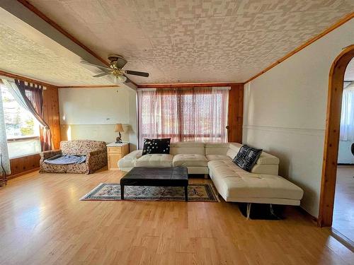 43 Stevens Avenue, Marathon, ON - Indoor Photo Showing Living Room