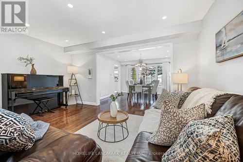 5303 Russell View Road, Mississauga, ON - Indoor Photo Showing Living Room