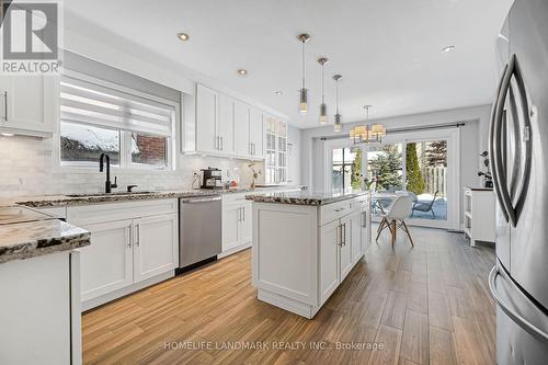 5303 Russell View Road, Mississauga, ON - Indoor Photo Showing Kitchen With Upgraded Kitchen