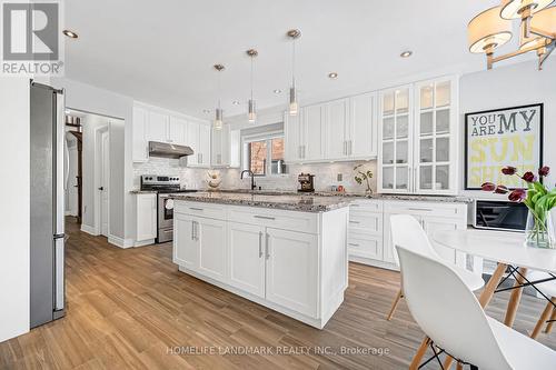 5303 Russell View Road, Mississauga, ON - Indoor Photo Showing Kitchen With Upgraded Kitchen