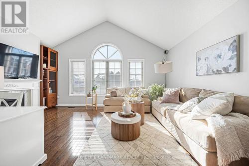 5303 Russell View Road, Mississauga, ON - Indoor Photo Showing Living Room