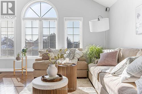 5303 Russell View Road, Mississauga, ON - Indoor Photo Showing Living Room