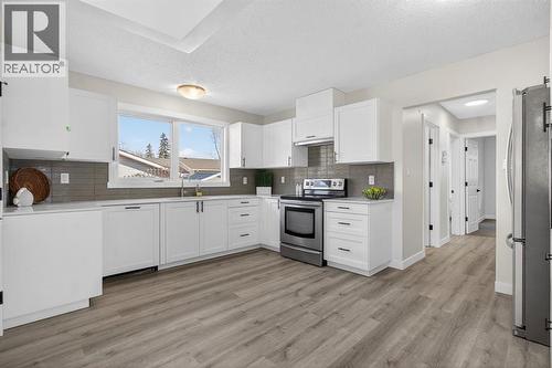 203 Lynnover Place Se, Calgary, AB - Indoor Photo Showing Kitchen
