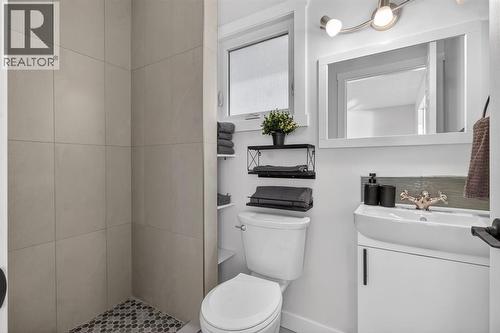 203 Lynnover Place Se, Calgary, AB - Indoor Photo Showing Bathroom