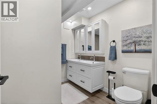 203 Lynnover Place Se, Calgary, AB - Indoor Photo Showing Bathroom
