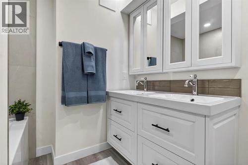 203 Lynnover Place Se, Calgary, AB - Indoor Photo Showing Bathroom