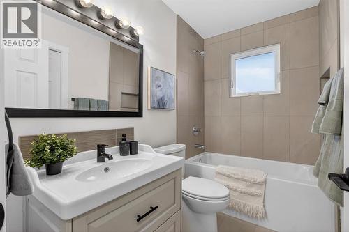 203 Lynnover Place Se, Calgary, AB - Indoor Photo Showing Bathroom