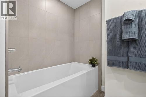 203 Lynnover Place Se, Calgary, AB - Indoor Photo Showing Bathroom