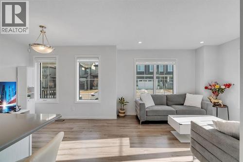 4 Southwinds Gate Sw, Airdrie, AB - Indoor Photo Showing Living Room