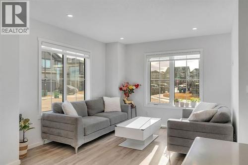 4 Southwinds Gate Sw, Airdrie, AB - Indoor Photo Showing Living Room