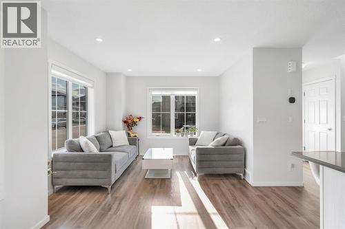 4 Southwinds Gate Sw, Airdrie, AB - Indoor Photo Showing Living Room