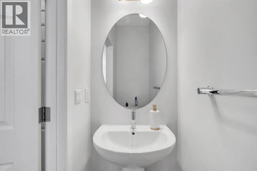4 Southwinds Gate Sw, Airdrie, AB - Indoor Photo Showing Bathroom