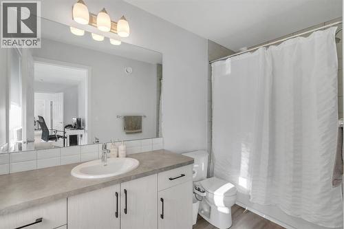 4 Southwinds Gate Sw, Airdrie, AB - Indoor Photo Showing Bathroom