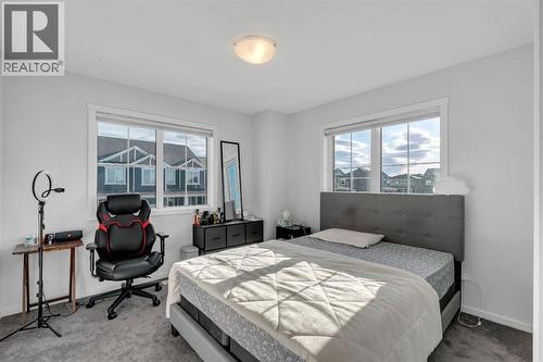 4 Southwinds Gate Sw, Airdrie, AB - Indoor Photo Showing Bedroom
